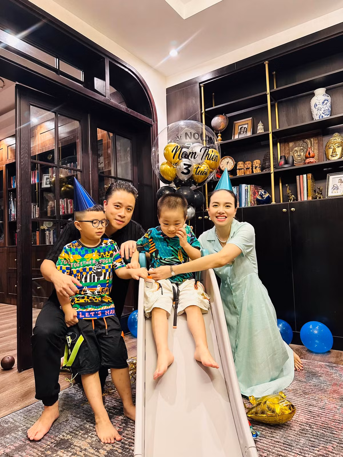 "'Người vợ cuối cùng' chính là bộ phim thứ tư anh cho em thử sức. Anh từng nói: “Mỗi vai em diễn nên khác với những gì em từng đóng trước đây!”. Vì thế tuy chỉ là vai bé xinh, quay vài cảnh trên phim trường, nhưng cũng khiến em vừa vui mà vừa run đến mất ngủ. Em sẽ kể cho anh nghe những kỷ niệm đáng yêu mà em và 2 con được nếm trải khi theo bố vào non ra bể làm phim nhé!", bà mẹ hai con gửi lời nhắn nhủ tới ông xã cho lần trở lại với màn ảnh.