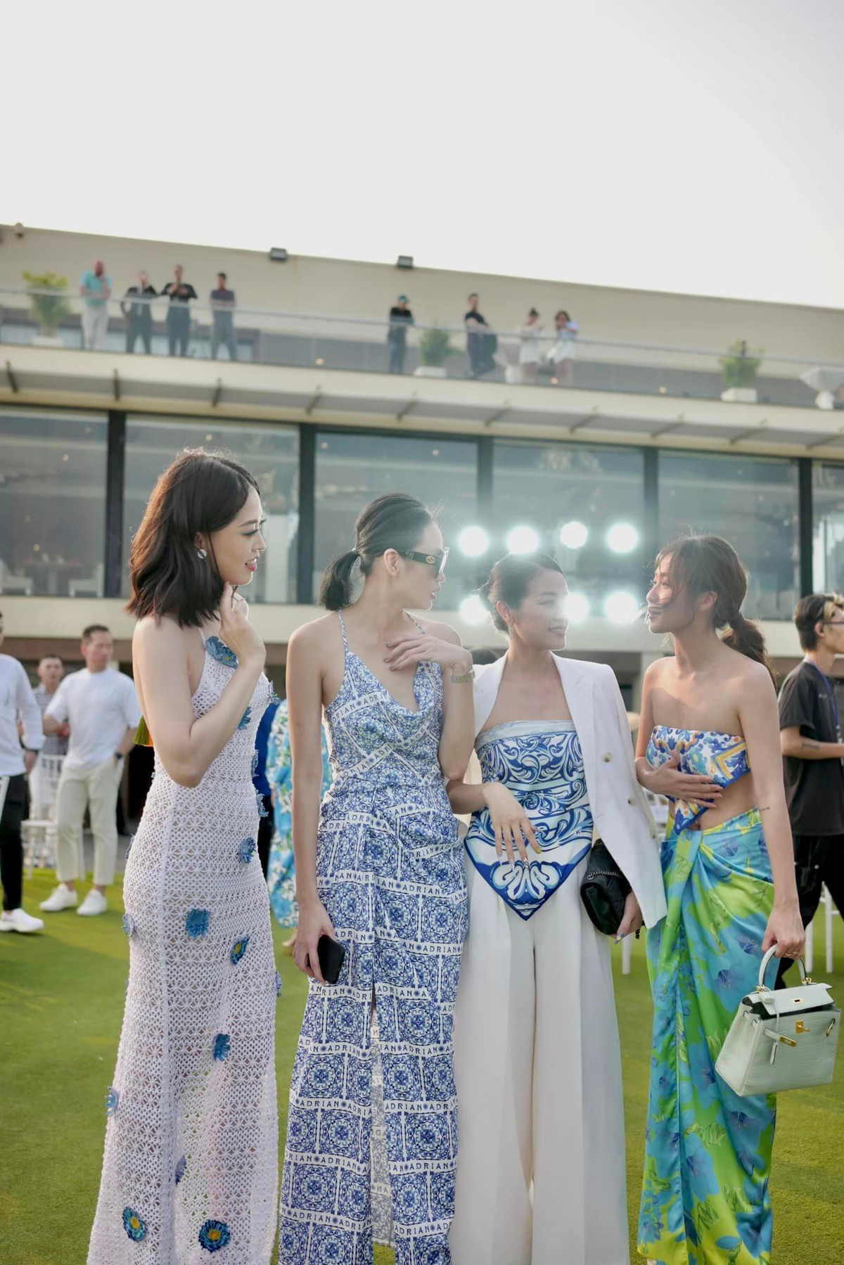 Chiếc khăn được buộc thành áo siêu gợi cảm khiến Khả Ngân phải khéo léo che chắn để tránh sự cố "lộ hàng".