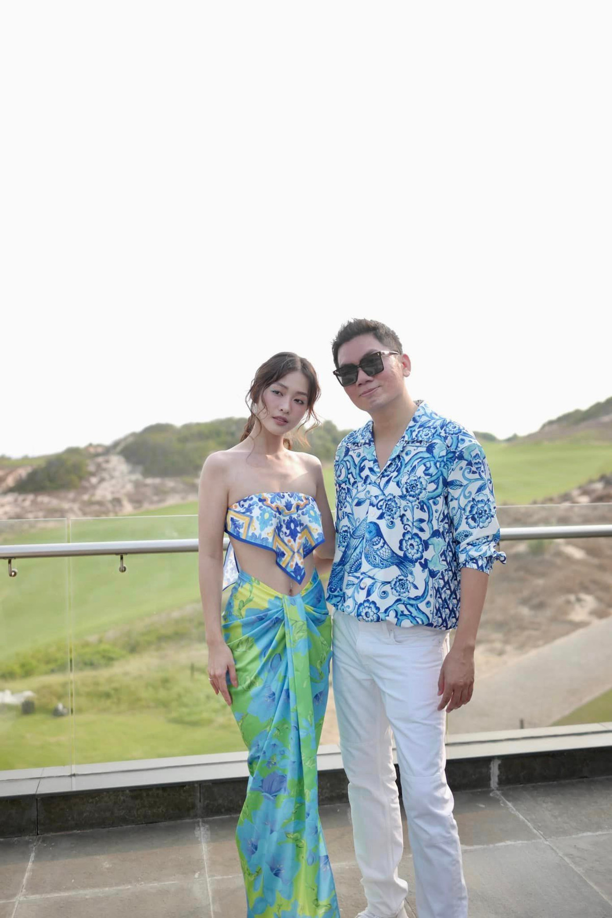 Nữ diễn viên phim "Gia đình mình vui bất thình lình" chiếm spotlight khi diện trang phục gợi cảm với họa tiết nổi bật đến từ NTK Adrian Anh Tuấn.