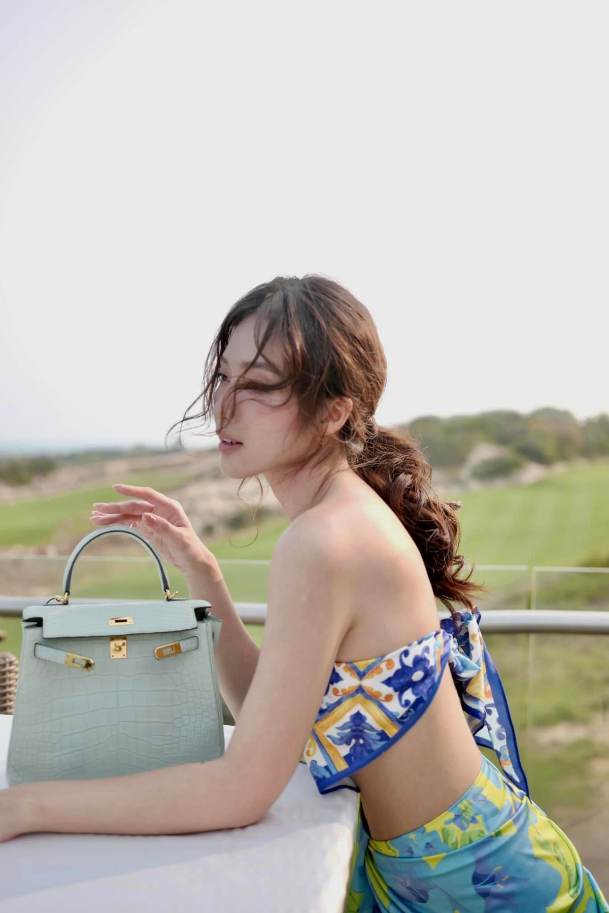 Khả Ngân chia sẻ dí dỏm dưới bộ ảnh: "Dạo này bé béo lên rồi, mà cứ đi event là phải hóp vào bận đồ cho đẹp".