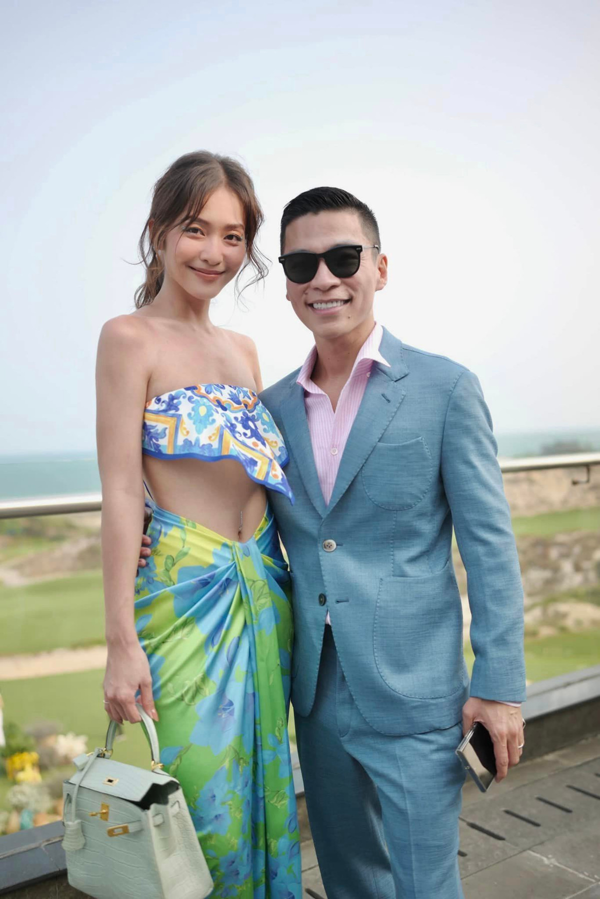  Khả Ngân vừa "xả hàng" loạt ảnh tham dự show diễn thời trang "Thong Dong" của nhà thiết kế Adrian Anh Tuấn tại Hồ Tràm – Vũng Tàu.