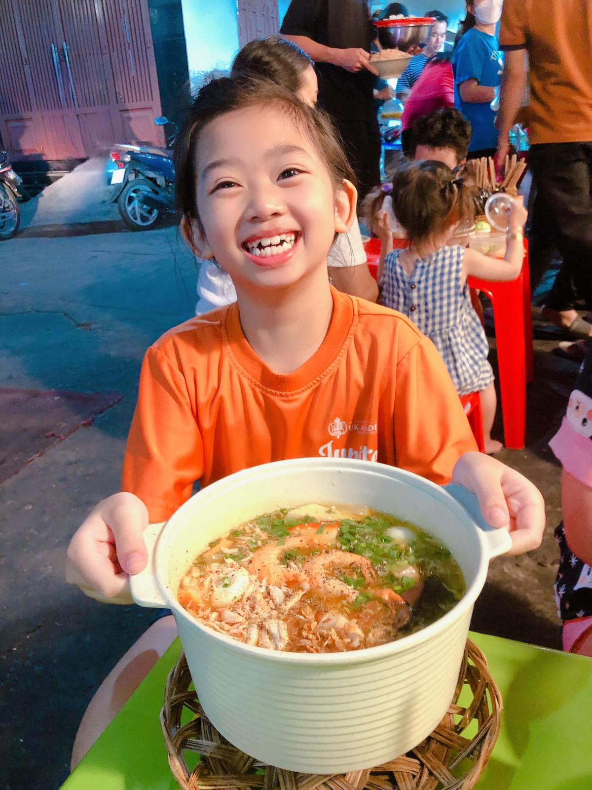 Bảo mẫu của Lavie bày tỏ: "Mình thường tranh thủ các buổi cuối tuần cùng em bé trải nghiệm các buổi workshop như làm nến thơm, làm gốm, làm mô hình bằng que tăm... Được cái là em bé cũng rất mê".