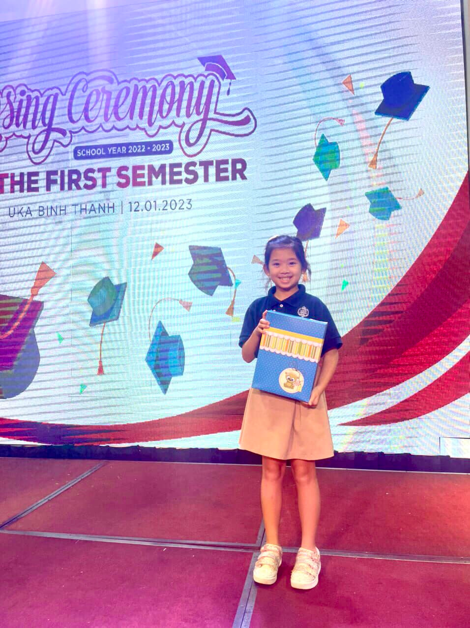 Con gái diễn viên Mai Phương có thành tích học tập tốt. Bảo mẫu gửi lời nhắn nhủ: "Cô ghi nhận tất cả sự cố gắng của em trong năm học này và điều cô luôn mong là nhìn thấy em khoẻ mạnh và bình an. Mãi yêu em như ngày đầu chúng ta gặp nhau lần đầu tiên cách đây 10 năm em nhé!".