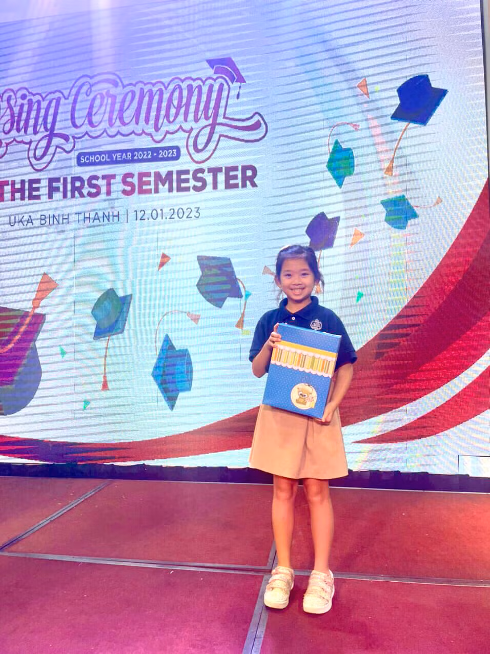 Con gái diễn viên Mai Phương có thành tích học tập tốt. Bảo mẫu gửi lời nhắn nhủ: "Cô ghi nhận tất cả sự cố gắng của em trong năm học này và điều cô luôn mong là nhìn thấy em khoẻ mạnh và bình an. Mãi yêu em như ngày đầu chúng ta gặp nhau lần đầu tiên cách đây 10 năm em nhé!".