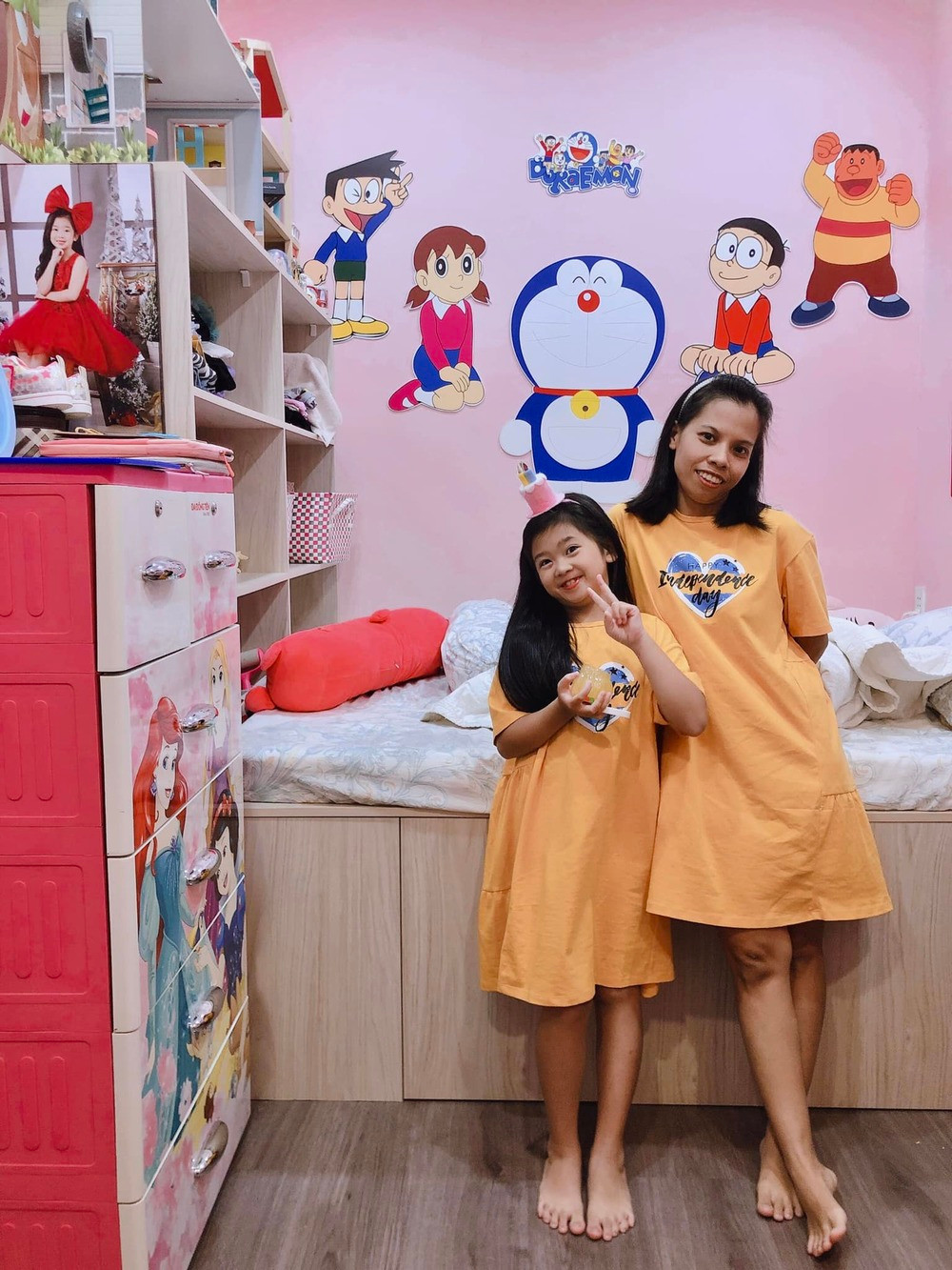 Cô bảo mẫu thường xuyên chia sẻ hình ảnh về cuộc sống đời thường của con gái Mai Phương và Phùng Ngọc Huy.