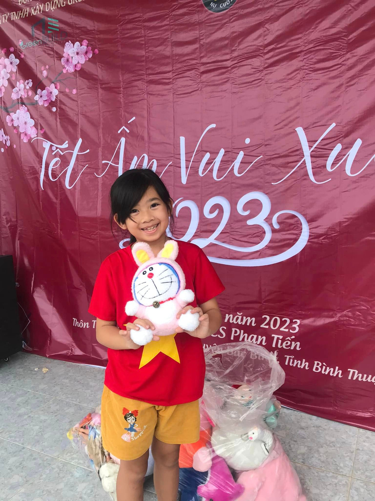 Những lúc rảnh rỗi, Lavie được bảo mẫu đưa đi theo trong những chuyến từ thiện hay du lịch trải nghiệm. Cô bé còn được học làm bánh và một số môn năng khiếu.