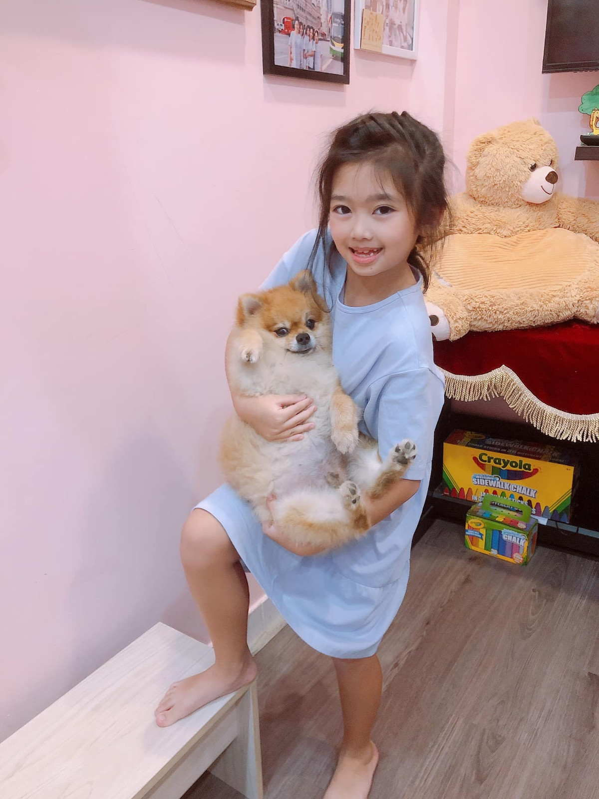 Căn phòng của Lavie được bày trí gọn gàng, ấm cúng, tràn ngập khung hình của mẹ Mai Phương.