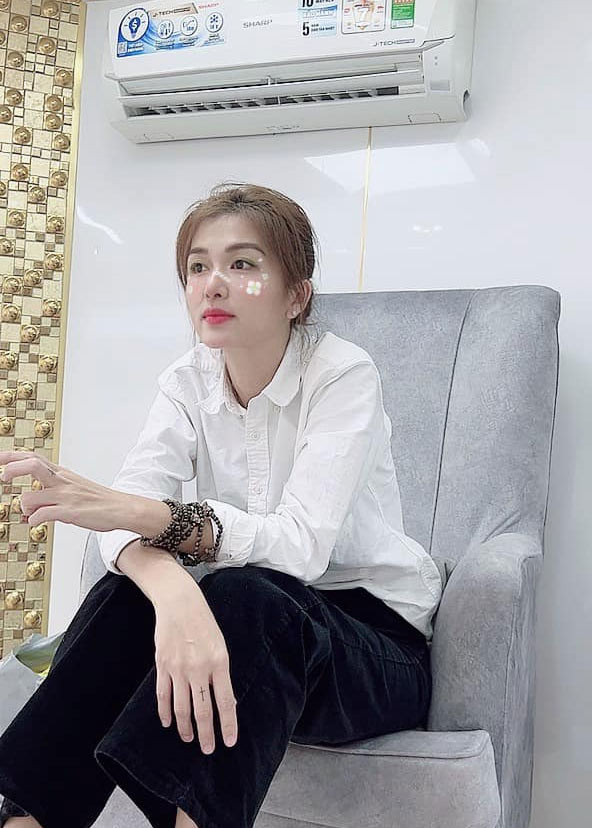 Mặc dù có với nhau 4 con chung nhưng Oanh Yến và chồng đại gia chưa đăng ký kết hôn, cũng chưa làm đám cưới, bởi theo người đẹp 37 tuổi cô không quan trọng chuyện đó mà cốt là phải sống hạnh phúc với nhau.