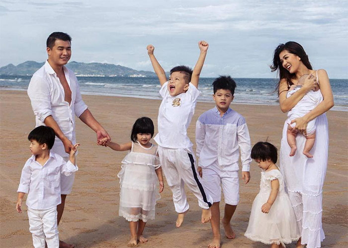 Cô được mệnh danh là "hoa hậu nghiện đẻ" bởi trải qua tới 6 lần sinh nở.