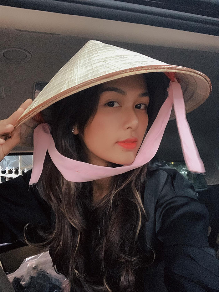 Ba năm sống tại nông trại ở Đồng Nai, Oanh Yến không còn xuất hiện trong các sự kiện showbiz, ăn vận giản dị hơn nhưng vẫn toát lên vẻ xinh đẹp vốn có.