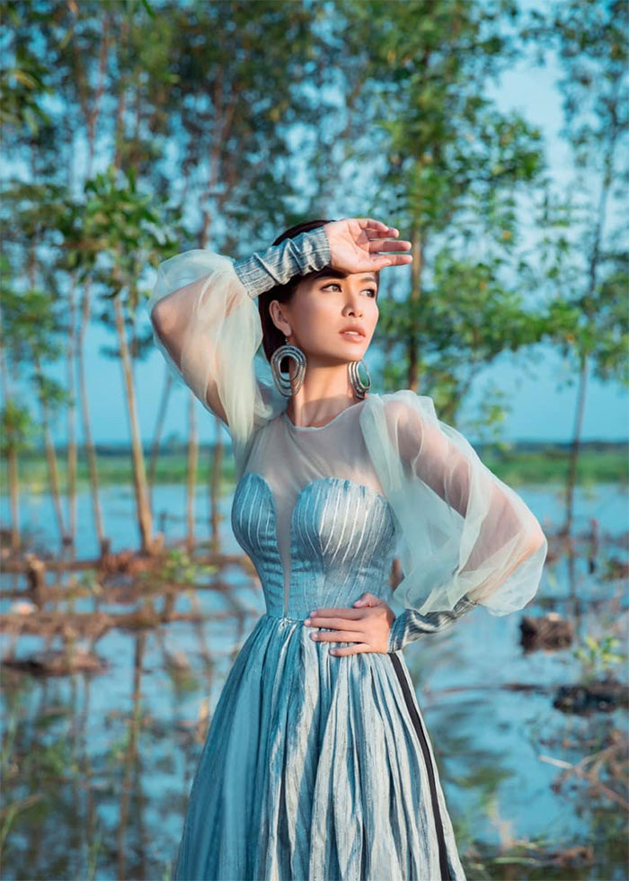 Hoa hậu Thế giới Toàn cầu 2015 sống hạnh phúc cùng chồng và 6 con tại căn nhà vườn ở Đồng Nai. Trước đó cô đã bán căn biệt thự ở Bình Dương trị giá 100 tỷ đồng do chồng đại gia mua tặng từ năm 2019.