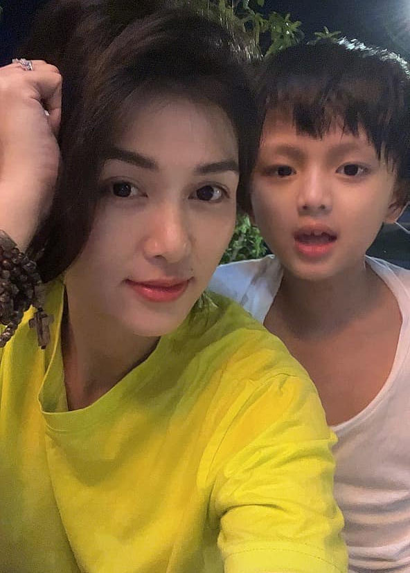 Bà mẹ sáu con không cần ăn diện lộng lẫy vẫn xinh đẹp và quyến rũ.