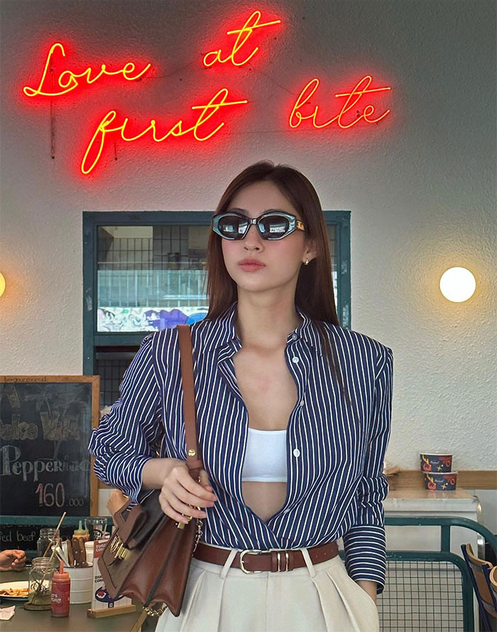 Gu ăn mặc phóng khoáng của cô cũng nhận được nhiều lời khen ngợi của giới trẻ.