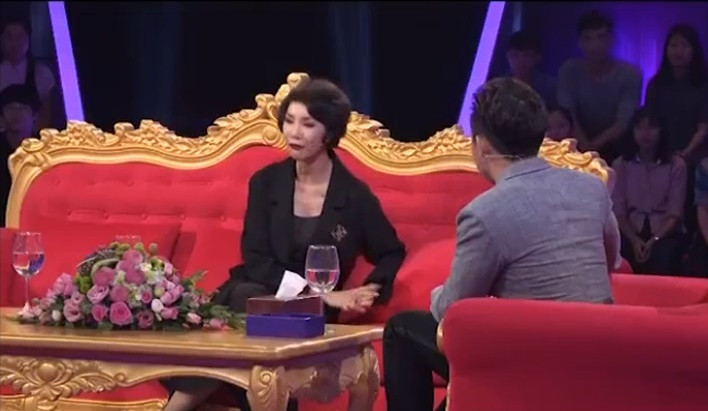 Trong chương trình "Sau ánh hào quang", nữ giám khảo Vietnam’s Next Top Model tiết lộ người yêu đầu tiên của cô là một chàng ca sĩ đồng tính. Mối tình 7 năm ấy kết thúc khi cô bị bạn trai nghi ngờ "bỏ bùa" khiến anh ta không thể nổi tiếng thành một ngôi sao. Ảnh chụp màn hình.