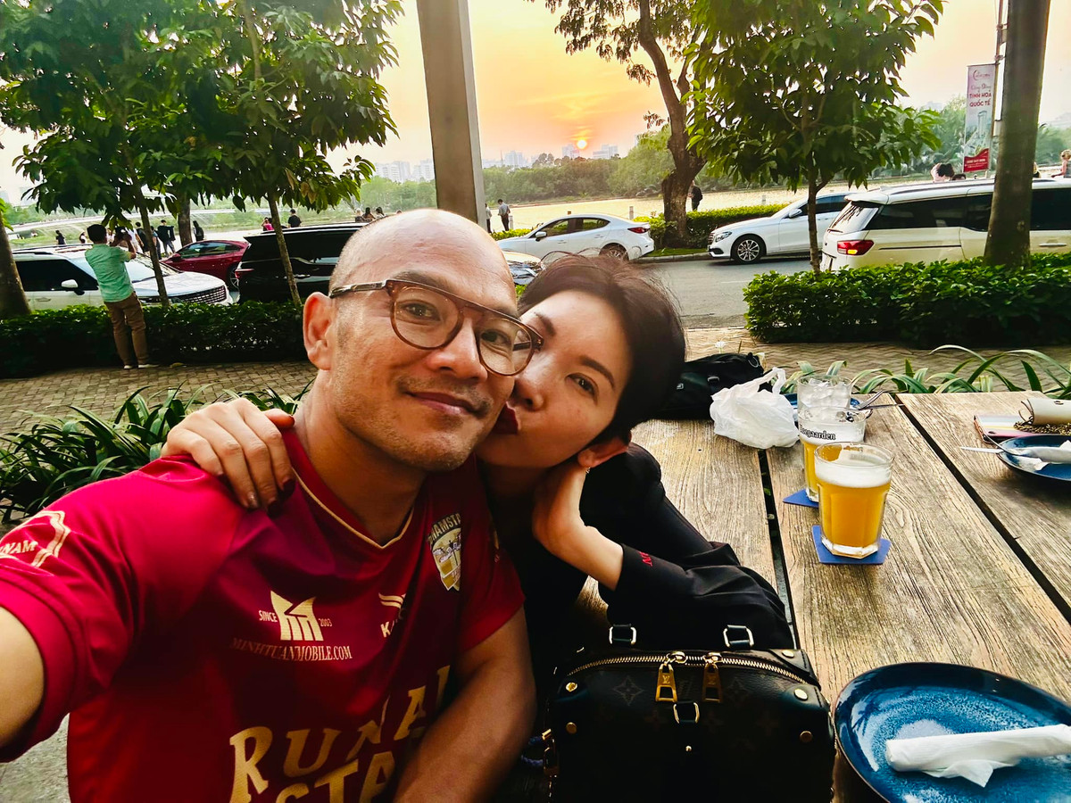  Xuân Lan và ông xã Ngọc Lâm thoải mái thể hiện tình cảm nơi đông người. Theo Vietnamnet, thời điểm mới tái hôn, vợ chồng cựu người mẫu mong chờ sớm có con chung. Hiện cả hai dành trọn tình yêu thương cho bé Thỏ.