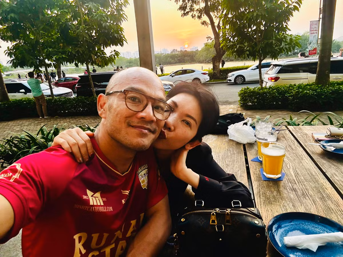  Xuân Lan và ông xã Ngọc Lâm thoải mái thể hiện tình cảm nơi đông người. Theo Vietnamnet, thời điểm mới tái hôn, vợ chồng cựu người mẫu mong chờ sớm có con chung. Hiện cả hai dành trọn tình yêu thương cho bé Thỏ.