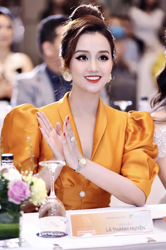 Xinh đẹp, nổi tiếng, người đẹp sinh năm 1985 còn được nhiều người biết tới với vai trò là một nữ doanh nhân thành đạt, giàu có.