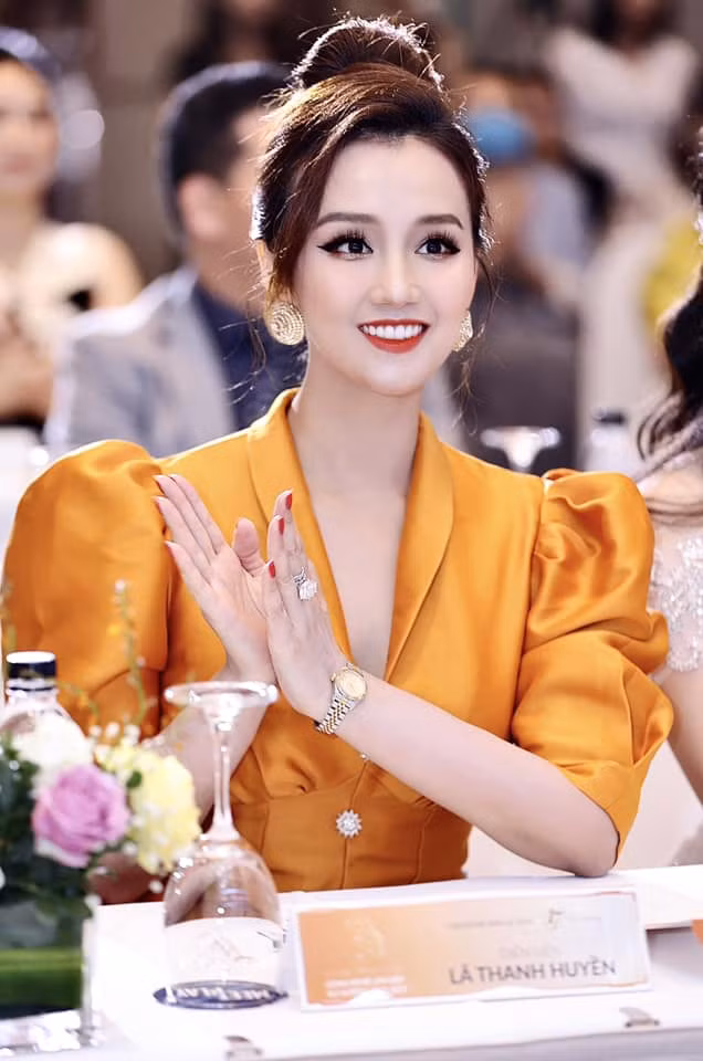 Xinh đẹp, nổi tiếng, người đẹp sinh năm 1985 còn được nhiều người biết tới với vai trò là một nữ doanh nhân thành đạt, giàu có.