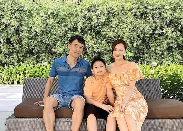 Gia đình Lã Thanh Huyền thường xuyên đi du lịch tại những nơi sang chảnh."Du lịch như là mục đích sống của tôi vậy. Có những năm tôi đi hơn chục chuyến du lịch dài ngày khắp thế giới. Mỗi chuyến ngoài tận hưởng những cảnh quan tuyệt đẹp còn là dịp để gia đình có những phút giây tận hưởng bên nhau...", Lã Thanh Huyền chia sẻ với Vietnamnet.