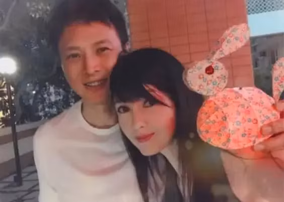 Châu Huệ Mẫn và Nghê Chấn kết hôn năm 2009. Từng bị Nghê Chấn phản bội nhưng Châu Huệ Mẫn đã bao dung với anh và hai người hiện có cuộc sống viên mãn dù quyết định không sinh con.