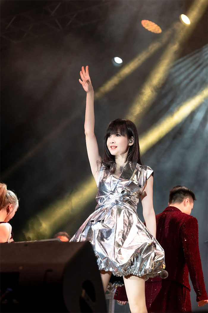 Nữ ca sĩ thường xuyên biểu diễn trên những sân khấu ca nhạc lớn và vẫn được khán giả đón nhận mỗi khi xuất hiện.