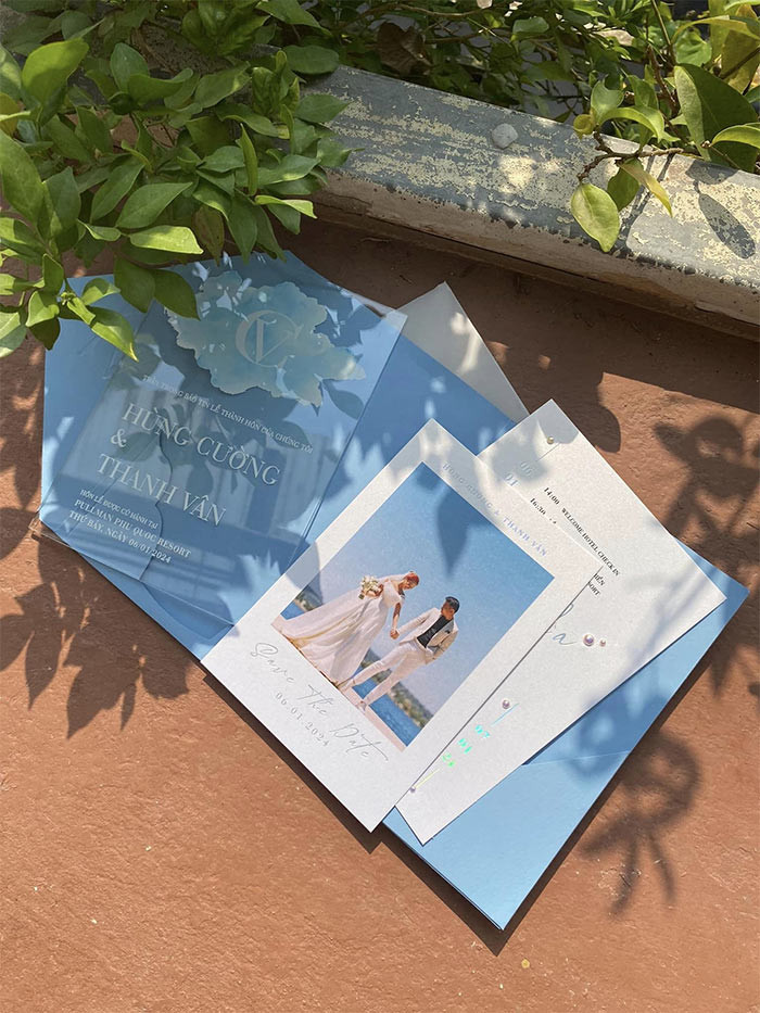 Cô hối hả trao thiệp mời cưới tới bạn bè và người thân.