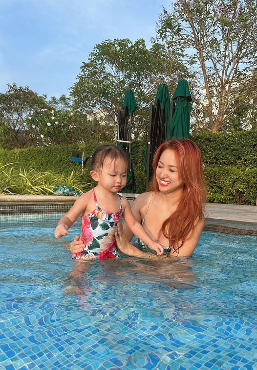 Vợ chồng Vân Hugo cùng hai con đi nghỉ dưỡng sau thời gian cô bận rộn và dành toàn bộ tâm sức cho "Chị đẹp đạp gió rẽ sóng".