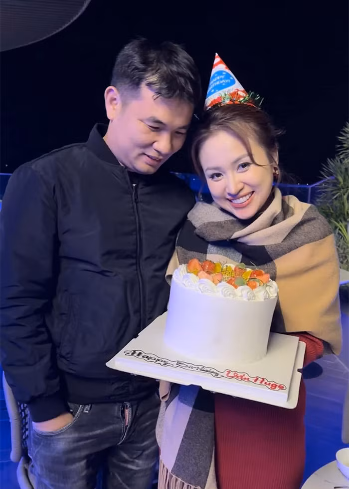 Nữ MC xinh đẹp liên tiếp được người thân và bạn bè tổ chức những bữa tiệc sinh nhật ấm áp, vui vẻ chào đón tuổi 38.