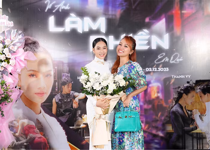 Vân Hugo có cuộc hội ngộ bất ngờ cùng dàn chị đẹp Mỹ Linh, Ninh Dương Lan Ngọc, Diệp Lâm Anh, Lynk Lee, Khổng Tú Quỳnh, Quỳnh Nga, Hương Ly, Hoa hậu H’Hen Niê, Hoàng Oanh, Vân Hugo… trong ngày ra mắt sản phẩm âm nhạc mới EP Vol.1 "Vì anh làm phiền em" của Phạm Lịch - người chị em thân thiết trong chương trình "Chị đẹp đạp gió rẽ sóng".