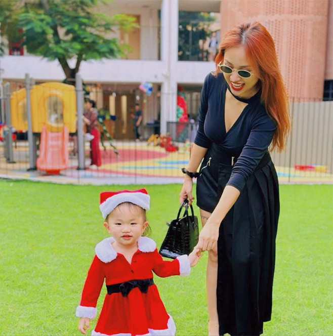 Ngoài những lúc đi làm, người đẹp 38 tuổi luôn có quỹ thời gian dành riêng để chăm sóc hai con.