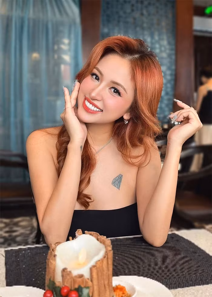 Sau khi rời chương trình "Chị đẹp đạp gió rẽ sóng", Vân Hugo trở lại với nhịp điệu cuộc sống thường ngày của mình, chăm sóc gia đình nhỏ, tập trung cho công việc và rốt ráo chuẩn bị cho lễ cưới vào ngày 6/1/2024.