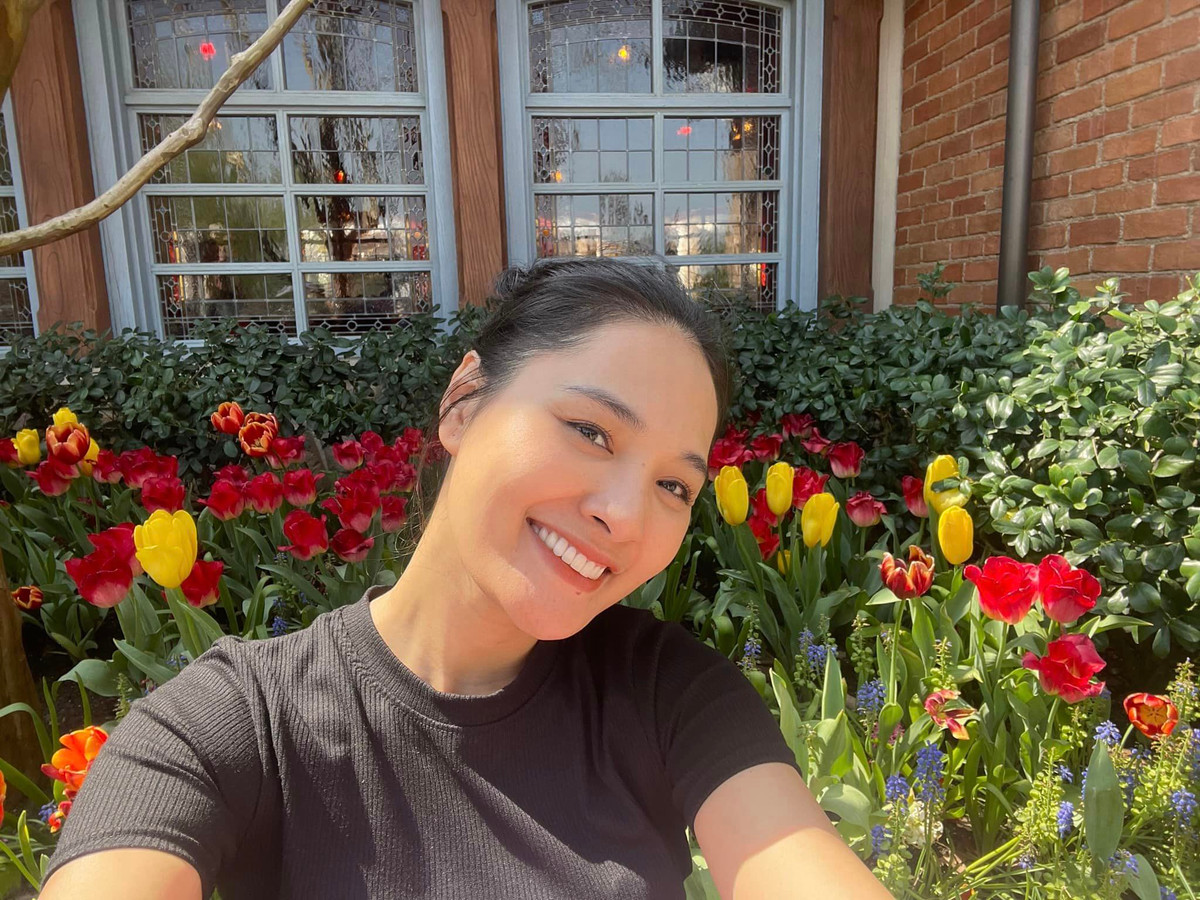 Bà mẹ hai con khoe nhan sắc trẻ trung, không cần phải nhờ đến ứng dụng chỉnh sửa ảnh, chỉ cần nắng xuân rực rỡ!