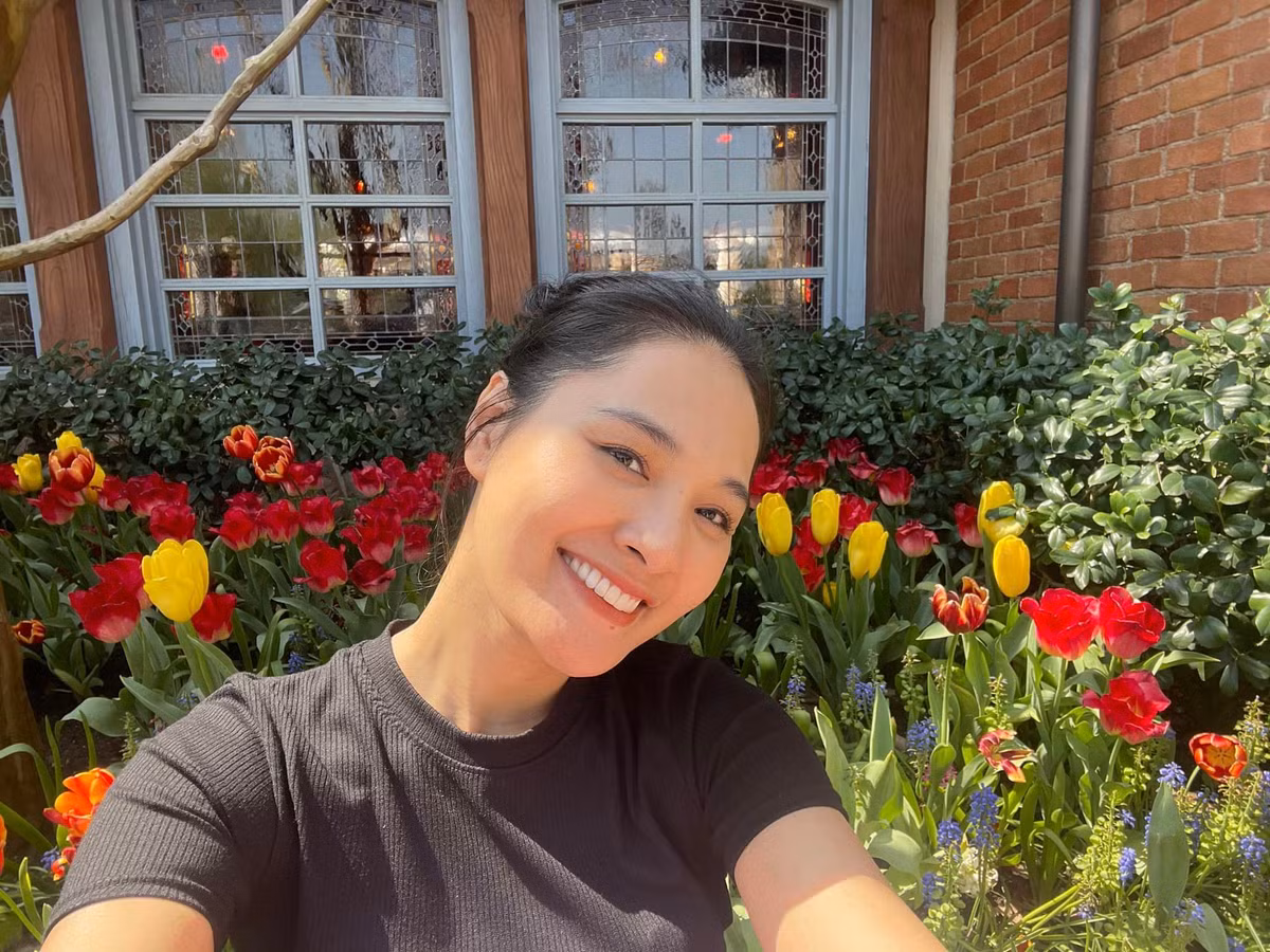 Bà mẹ hai con khoe nhan sắc trẻ trung, không cần phải nhờ đến ứng dụng chỉnh sửa ảnh, chỉ cần nắng xuân rực rỡ!