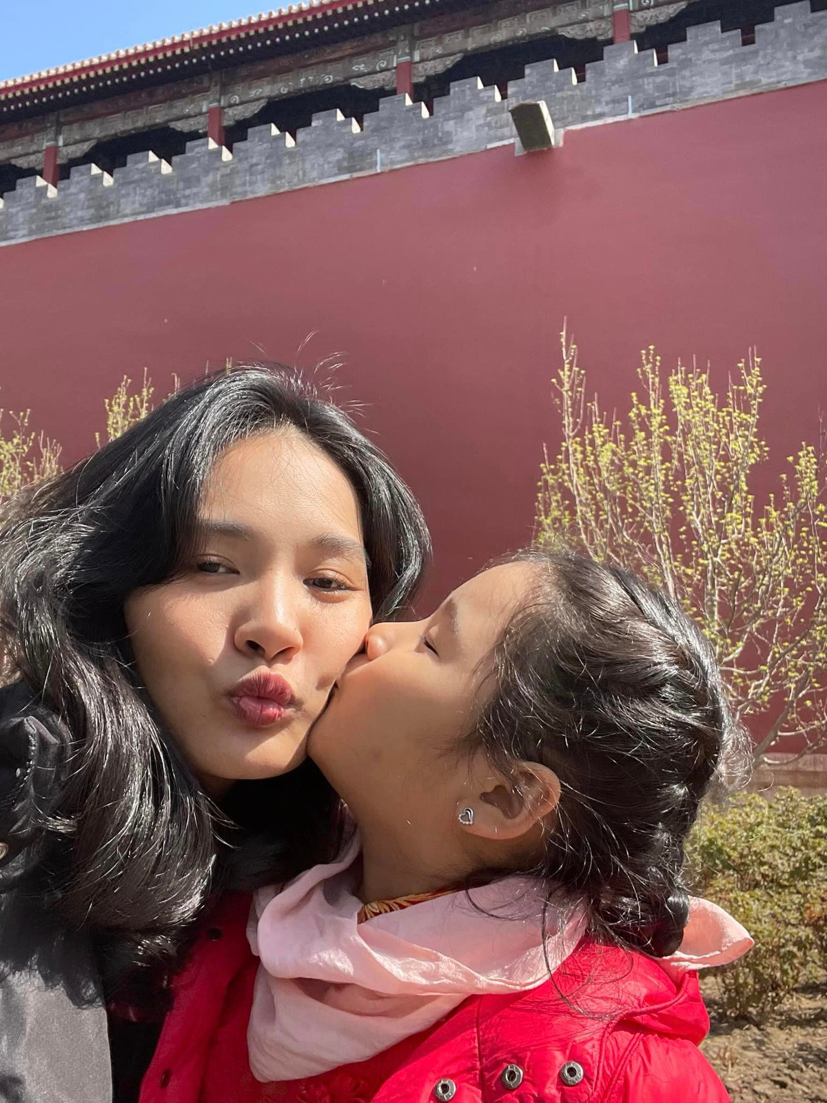 Về quê nội, hai cô con gái Tiểu Panda, Polar của Hương Giang và ông xã người Trung Quốc lần đầu đi tới Bắc Kinh, thăm Tử Cấm Thành.