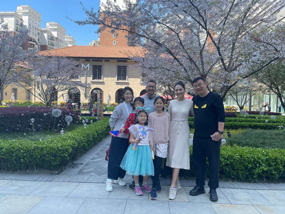 Sau một thời gian dài xa cách vì COVID-19, cả nhà Hoa hậu Hương Giang mới có dịp sang Trung Quốc thăm ông bà nội và họ hàng.