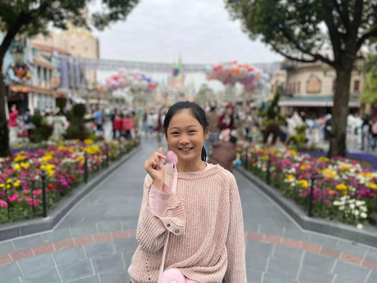 Hương Giang chia sẻ lý do lên đồ dễ vận động với giày thể thao: "Phiên bản đi bộ mỗi ngày 8km. Phải thế này mới đuổi kịp được các công chúa".