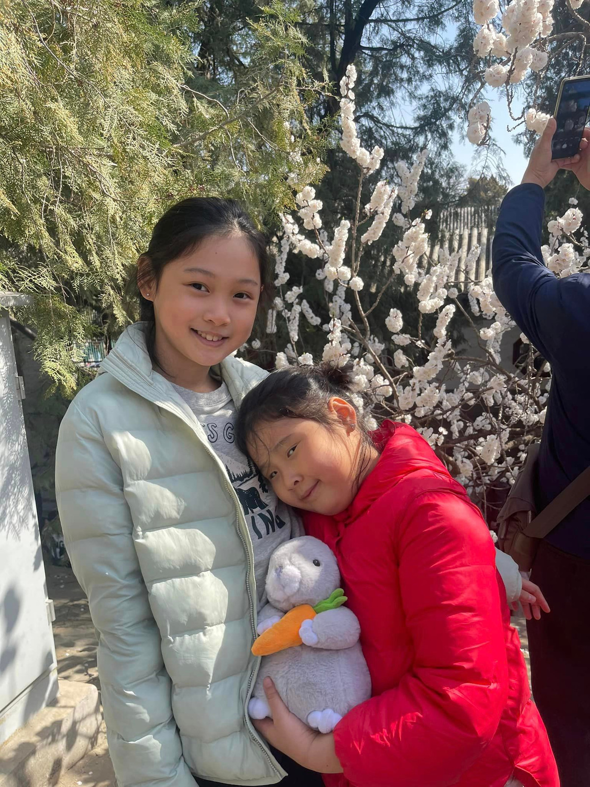 Hai ái nữ nhà Hoa hậu Hương Giang thoả thích ngắm cảnh đẹp ở quê nội.