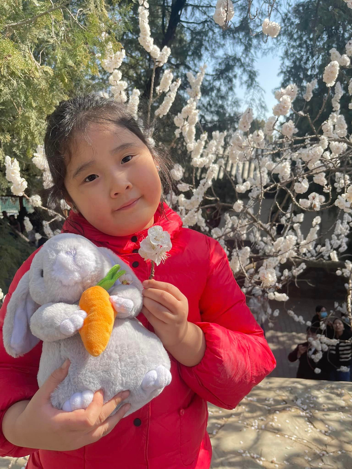 Hoa hậu sinh năm 1987 khéo dạy con khi cho biết hai chị em rất ngoan, không bao giờ bẻ hoa, chỉ nhặt cành rụng.