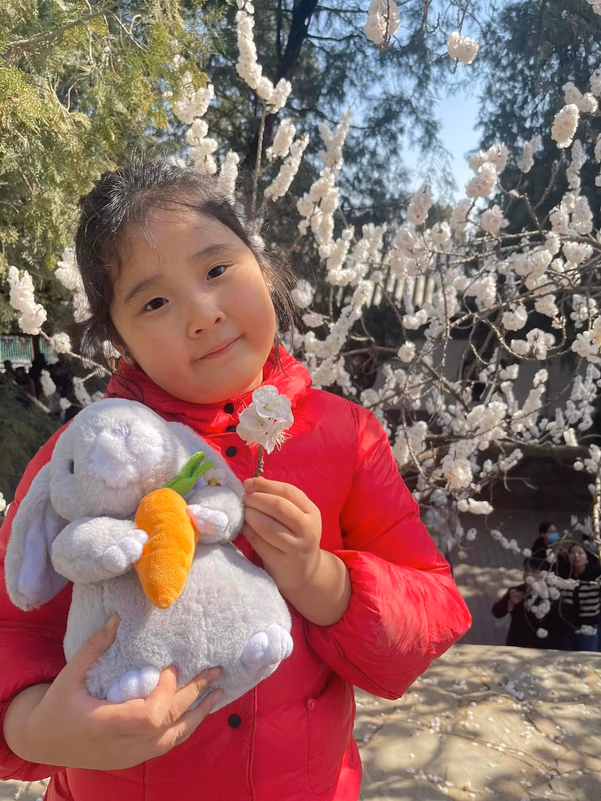 Hoa hậu sinh năm 1987 khéo dạy con khi cho biết hai chị em rất ngoan, không bao giờ bẻ hoa, chỉ nhặt cành rụng.