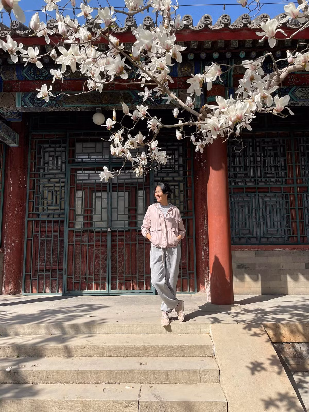 Hoa hậu gốc Hải Dương giản dị về thăm quê chồng. Trước cảnh đẹp làm say đắm lòng người, Hương Giang hứa hẹn lần sau sẽ mang theo áo dài qua chụp ảnh.