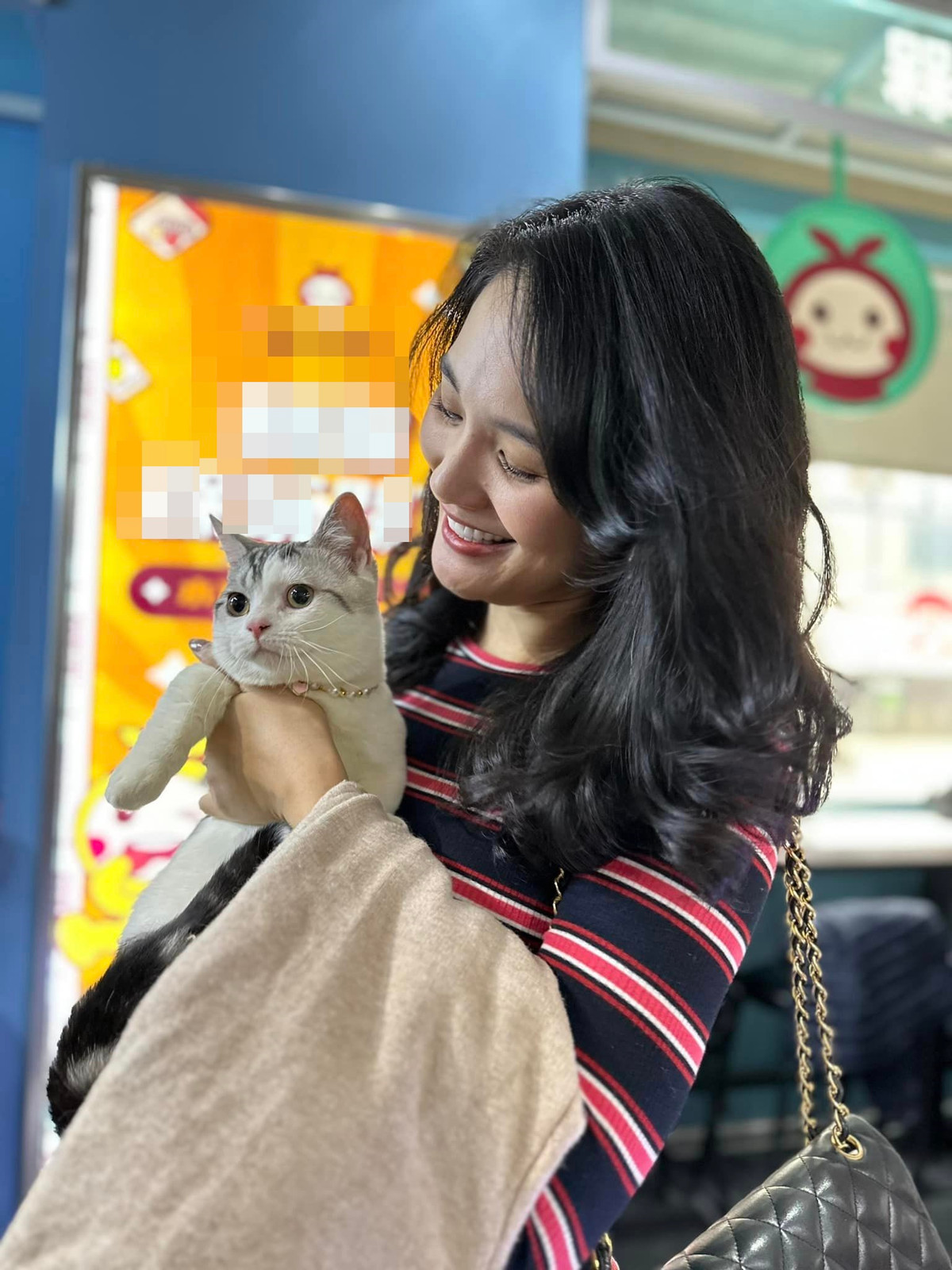 Hoa hậu đẹp nhất châu Á 2009 hào hứng chia sẻ: "Vừa mở lại đường bay là cả nhà về thăm ông bà nội, đưa tụi nhỏ đi chơi Beijing - Shanghai trong tiết trời mùa xuân mát mẻ, hoa mộc lan, hoa đào nở khắp lối. Thiên nhiên luôn là điều kì diệu và đẹp đẽ nhất!".