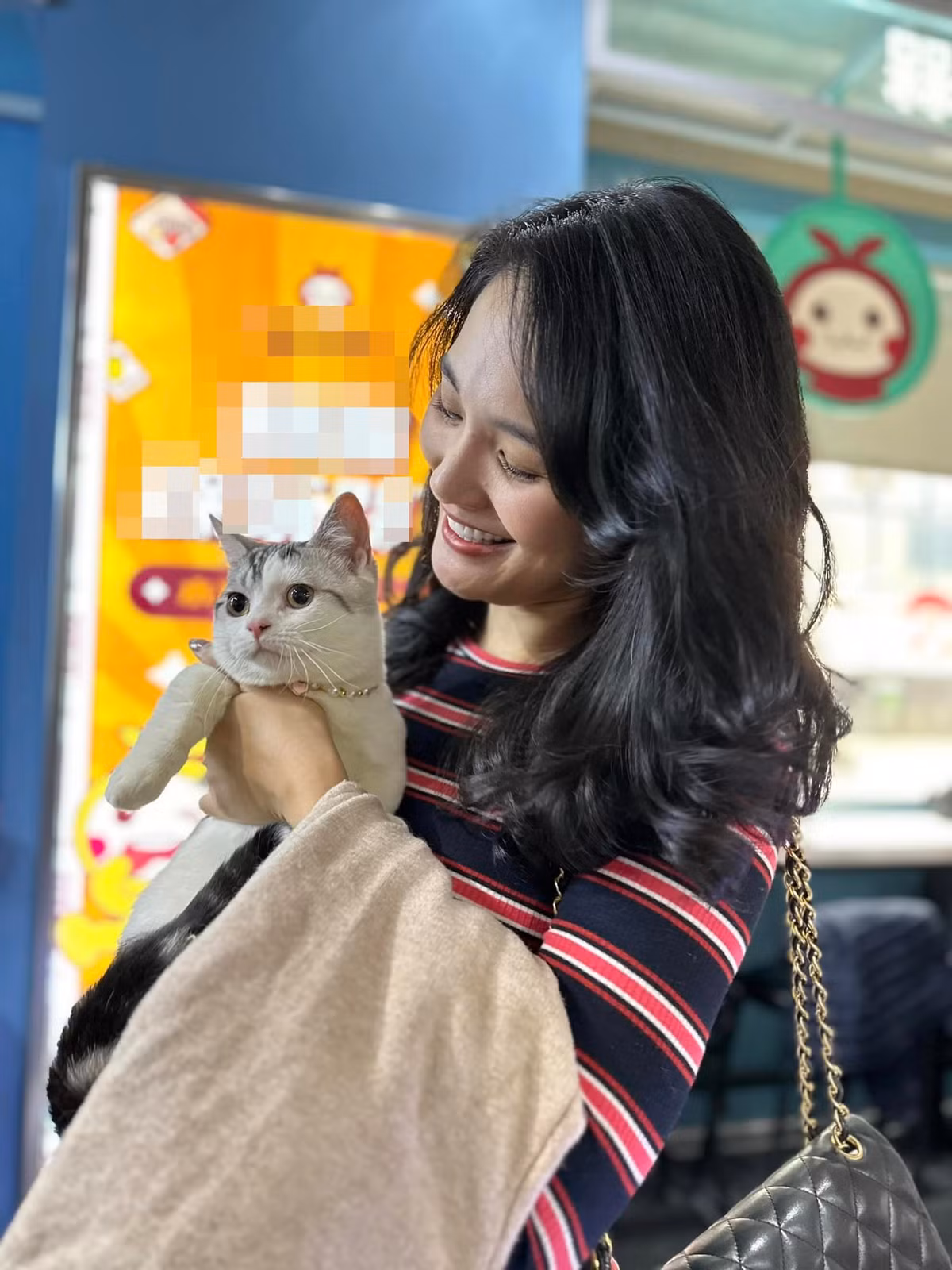 Hoa hậu đẹp nhất châu Á 2009 hào hứng chia sẻ: "Vừa mở lại đường bay là cả nhà về thăm ông bà nội, đưa tụi nhỏ đi chơi Beijing - Shanghai trong tiết trời mùa xuân mát mẻ, hoa mộc lan, hoa đào nở khắp lối. Thiên nhiên luôn là điều kì diệu và đẹp đẽ nhất!".