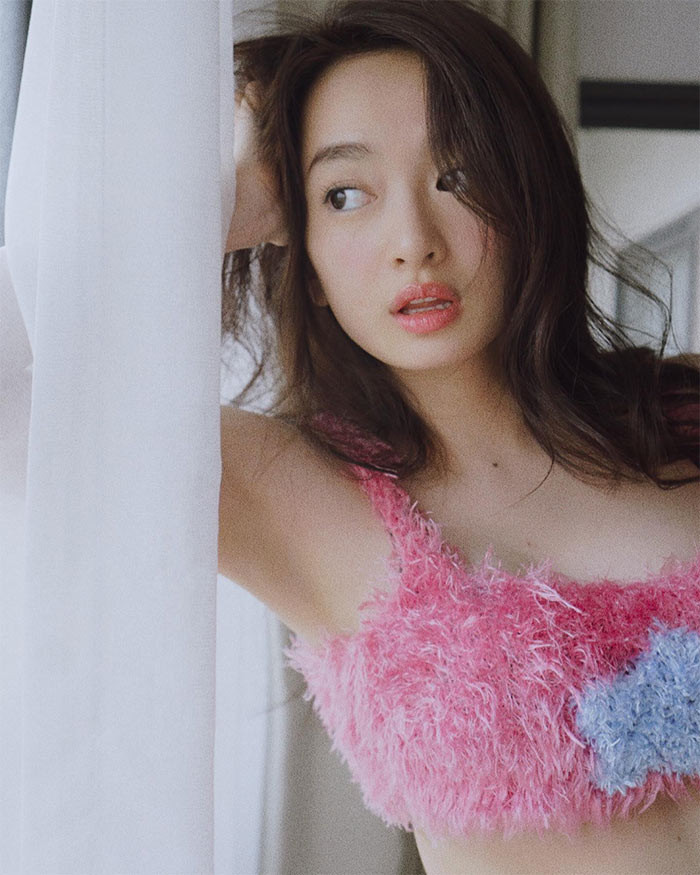 Đầu năm 2018, Kaity Nguyễn bắt đầu nổi tiếng khi lần đầu xuất hiện với vai chính Linh Đan trong bộ phim điện ảnh "Em chưa 18" của đạo diễn Charlie Nguyễn.