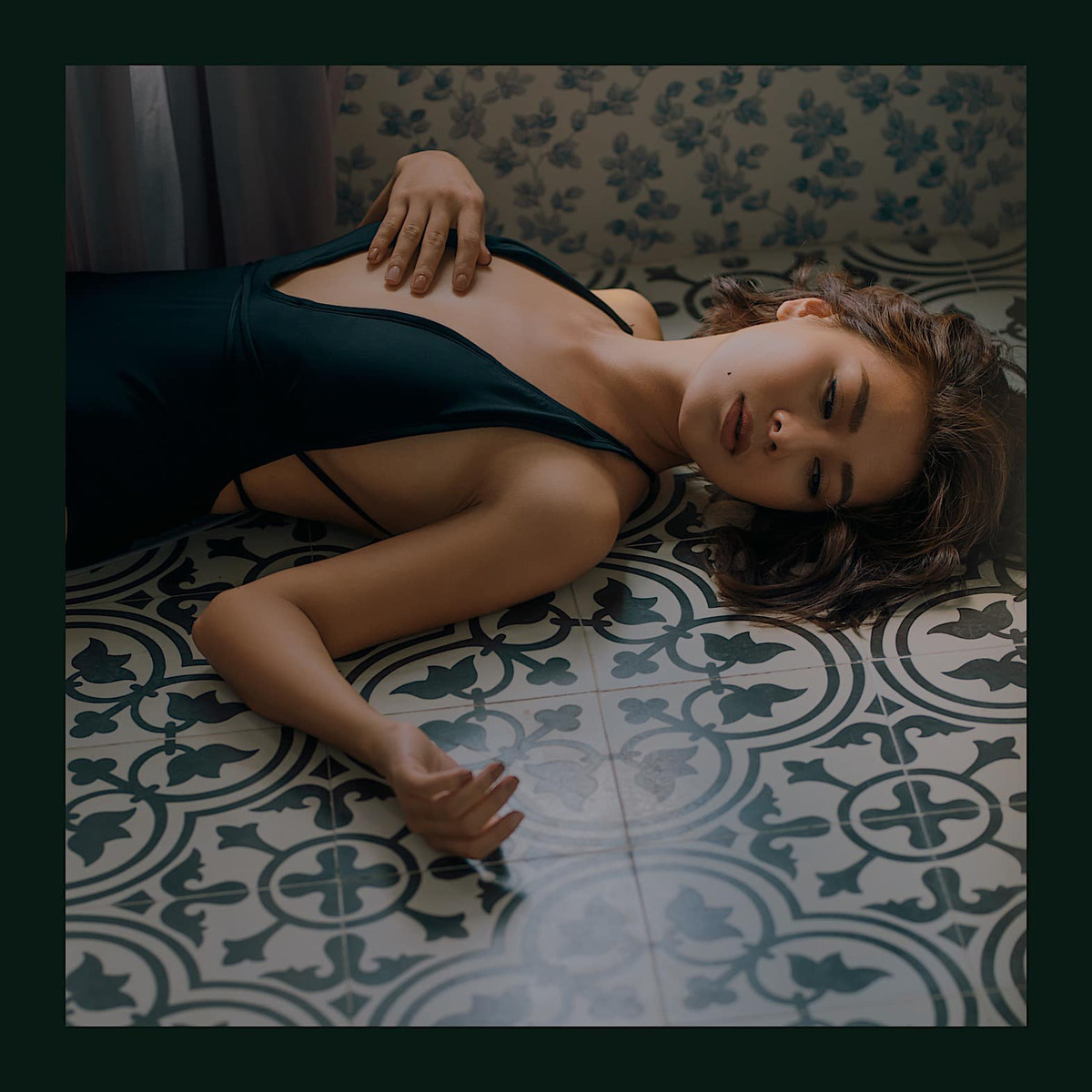 Trong bộ ảnh, "kiều nữ làng hài" trông phá cách với mái tóc ngắn khác hẳn với mái tóc dài thướt tha thường thấy.