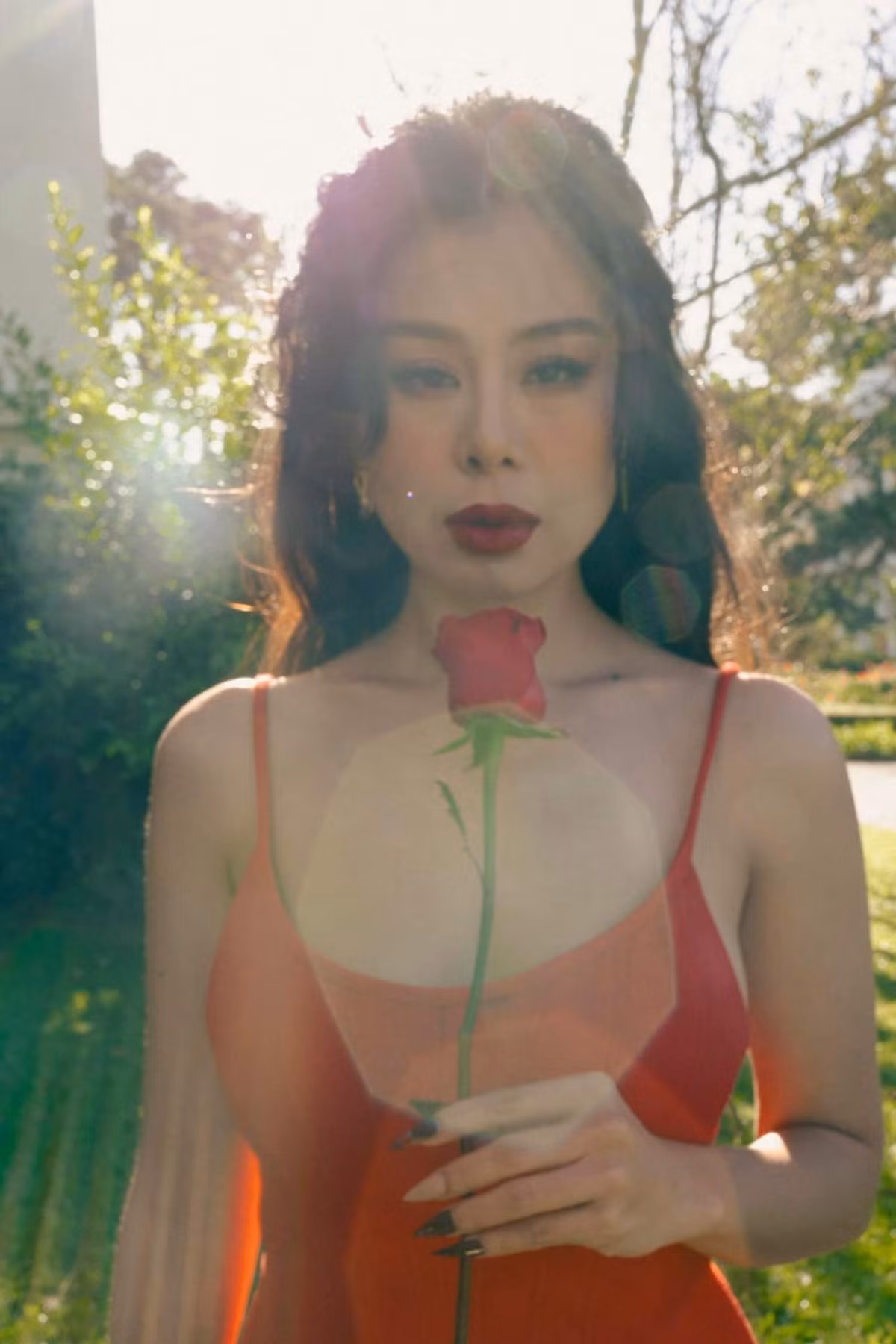 Nam Thư quen thuộc trong mắt khán giả với hình ảnh mái tóc dài được tạo thành nhiều kiểu.