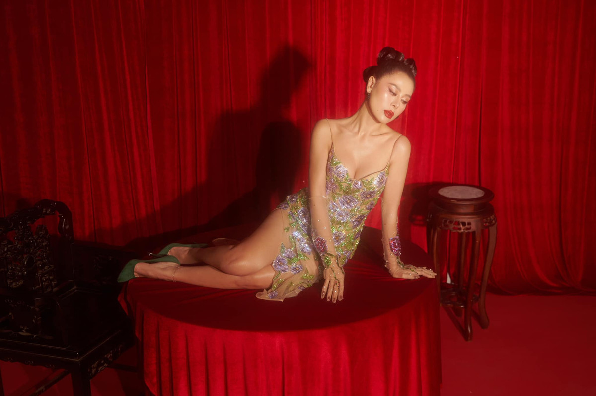 Mỹ nhân họ Trần không ít lần gây sốt với phong cách tạo dáng táo bạo. Ảnh: Lee Anh.