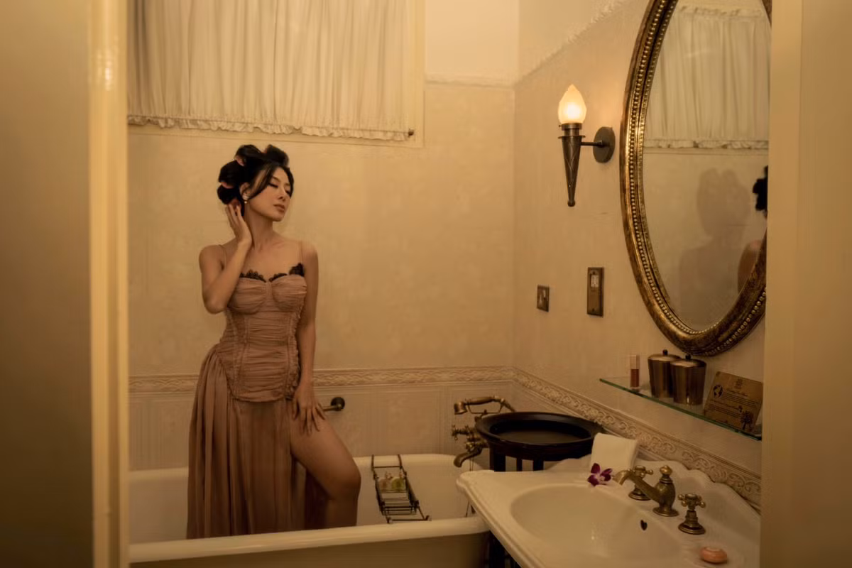 Bối cảnh được người đẹp chọn thực hiện những shot hình cũng "độc" không kém. Ảnh: An Bảo.