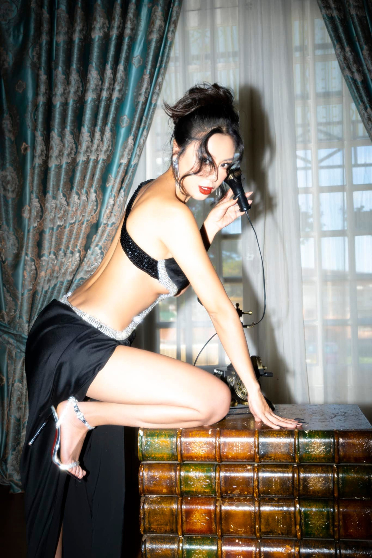 Mỗi khi lên hình, Nam Thư chuộng váy áo bó sát, cắt xẻ nhằm khoe khéo lợi thế 3 vòng nóng bỏng. Ảnh: An Bảo.