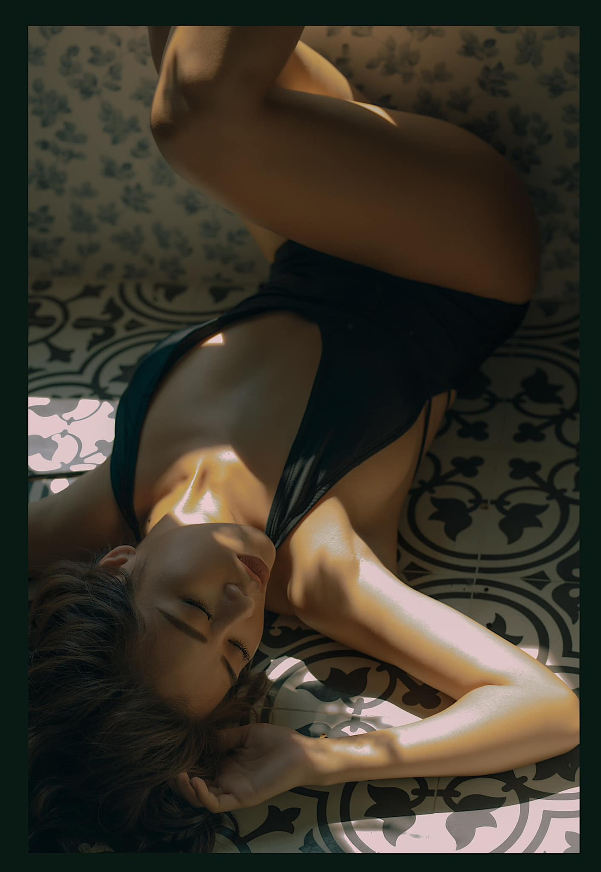 Mỹ nhân sinh năm 1987 chia sẻ về diện mạo khác lạ của mình: "Nhân dịp trời nắng nên đăng hình tóc ngắn của Thư năm đó. Vì Thư của năm nay hông dám cắt như năm đó nữa… tại người chị make up chỉ rầy, tóc ngắn chỉ làm được ít kiểu chị không chịu".