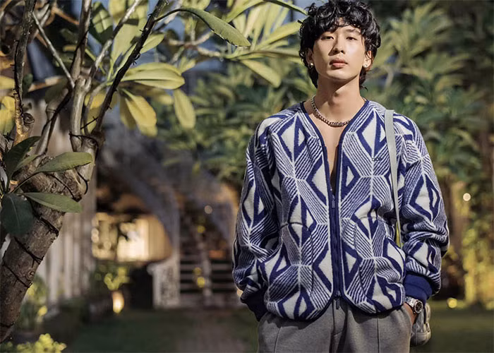 Diễn viên Tuấn Trần đến với phim ảnh một cách tình cờ khi anh đi casting phim "Mùa oải hương năm ấy" với mục đích lên tivi cho mẹ vui. Không ngờ sau lần casting thành công đó anh lại nhận được sự chú ý của nhiều đạo diễn. (Ảnh: FBNV)